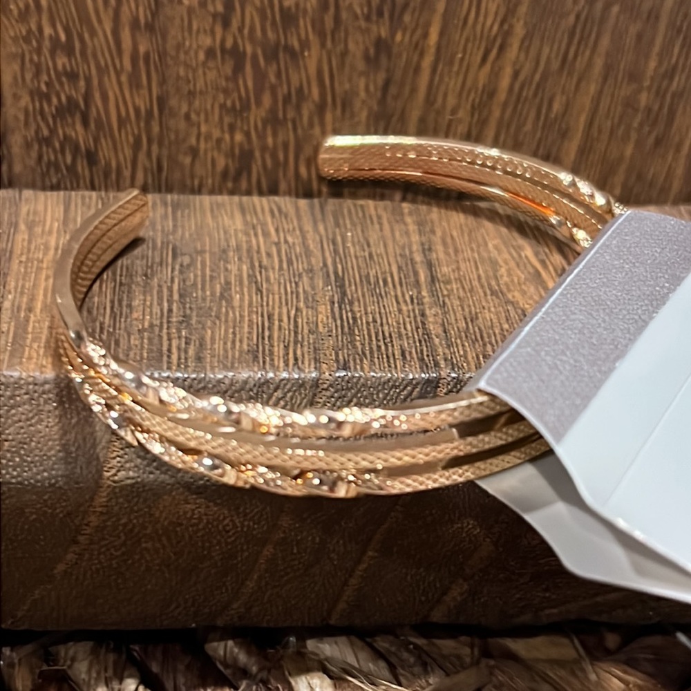 3/$18 Daisy Fuentes Gold Slip On Bracelet - New - Lot 056